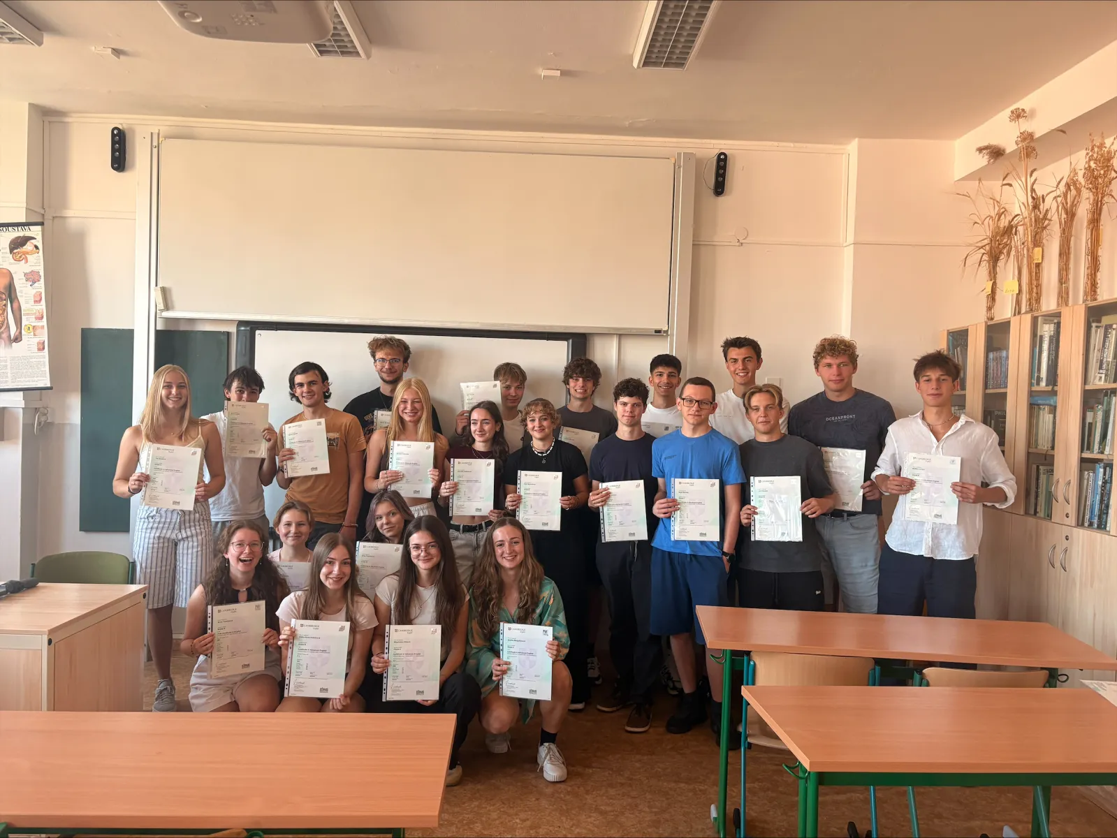 Předávání certifikátů z cambridgeských zkoušek B2 a C1