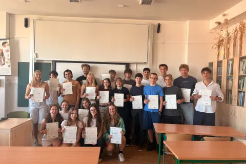 Předávání certifikátů z cambridgeských zkoušek B2 a C1