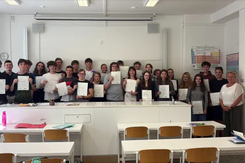 Předávání certifikátů z cambridgeských zkoušek B2 a C1