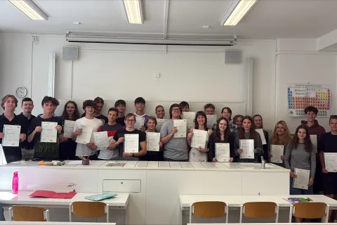 Předávání certifikátů z cambridgeských zkoušek B2 a C1