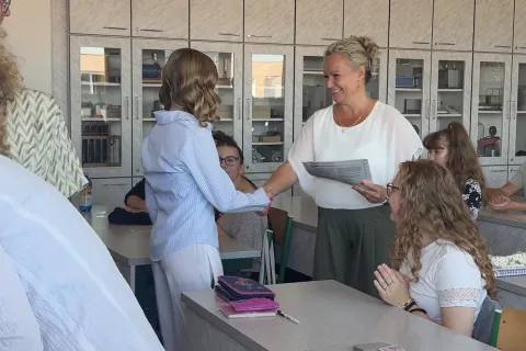 Předávání certifikátů z cambridgeských zkoušek B2 a C1